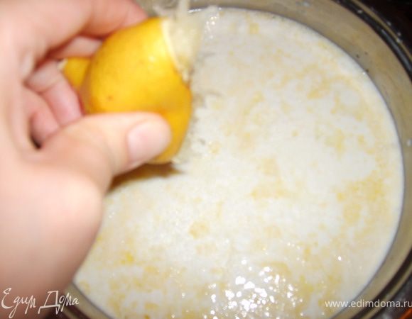 Когда молоко станет горячим, выжать в него сок одного лимона
