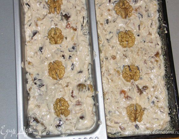 Раскладываем в формы. Можно украсить сверху половинками грецкого ореха.