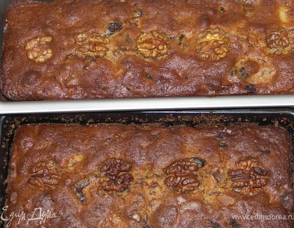 Потом накрываем фольгой, уменьшаем Т до 130 и выпекаем ещё 40-50 мин. Готовность проверяем деревянной палочкой. Даём кексу полностью остыть под фольгой (лучше всего на ночь оставить) и только потом аккурат но вынимаем из формы. Если вы не пользовались бумагой, то сначала пройдитесь тонким ножом вдоль всех стеночек и только после этого извлекайте кекс из формы.
П.С.:Т режим выпечки я описала с учётом своей электро духовки, где всё достаточно быстро пропекается. Вы же зная свою плиту возможно увеличите время выпекания. В любом случае контролируйте процесс и тогда всё будет замечательно:)