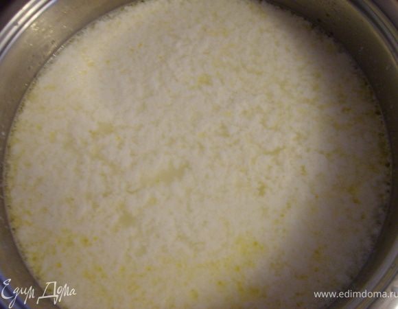 вы увидите что оно сразу начнет сворачиваться. Тогда можно подержать на огне еще минуток 5-7 и выключить огонь.