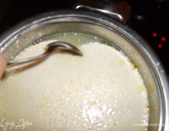 Дать постоять в таком состоянии примерно 10-15 минут. Тогда творог весь останется на поверхности. Пластом. 