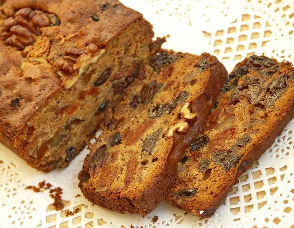 После того как кекс остыл и извлечён из формы,его можно смело кушать.А можно завернуть в слой бумаги,потом в фольгу и убрать в холодильник.Там он у Вас будет храниться сколько угодно долго.И в любой момент можно будет порадовать себя или друзей кусочком ароматного и вкусного кекса:)Алкоголь и пряности выступают в роли консервантов,а влажные сухофрукты не дадут кексу высохнуть.Повторюсь,сказав,что со временем кекс остаётся таким же вкусным(ну если вы будете его хранить не упакованным,то он конечно высохнет)И так,приятного аппетита,друзья!:)