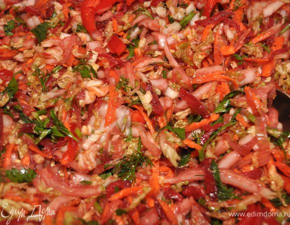 Подготовленные овощи сложить в чашку,залить горячим маслом с луком,перемешать,добавить нашинкованную зелень,соевый соус,рисовый уксус,жгучий перец,посолить по вкусу,ещё раз перемешать,дать постоять.