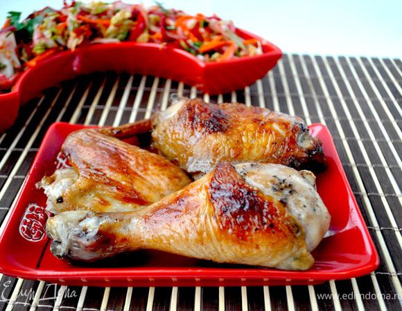 Готовую курицу подавать с картофелем и салатом или просто с салатом.Приятного аппетита!