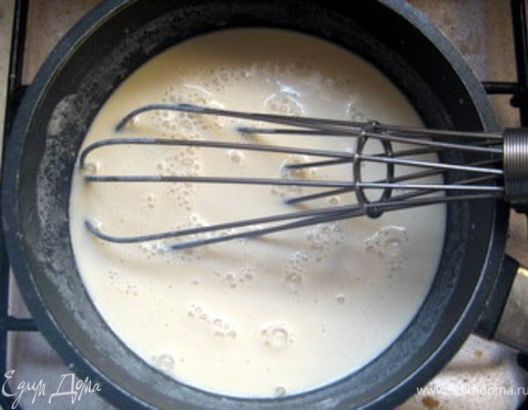 Влить в рисовую муку молоко.Хорошо перемешать, чтобы не было комочков.Добавить щепотку соли, сахар и довести до кипения на очень слабом огне, помешивая деревянной ложкой или венчиком. Варить на тихом огне до загустения.Хагустеет очень быстро исильно. Так и должно быть.За  минуту до готовности,добавить тёртую цедру лимона.
