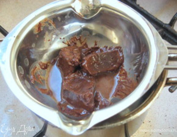 Через час достать пудинг, перевенуть его на блюдо и украсить по вкусу.Я растопила на водяной бане немного шоколада с каплей сливок и полила десерт. Раскрошила сверху одно миндальное печенье.Украсила по кругу миндальным печеньем.