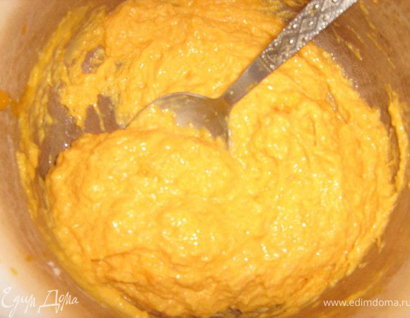 муку смешать с разрыхлителем, сахаром, пряностями и маслом;
добавить тыкву, перемешать.