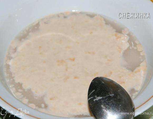 Дрожжи растворяем в теплой воде, добавляем сахар. Даем им «ожить».