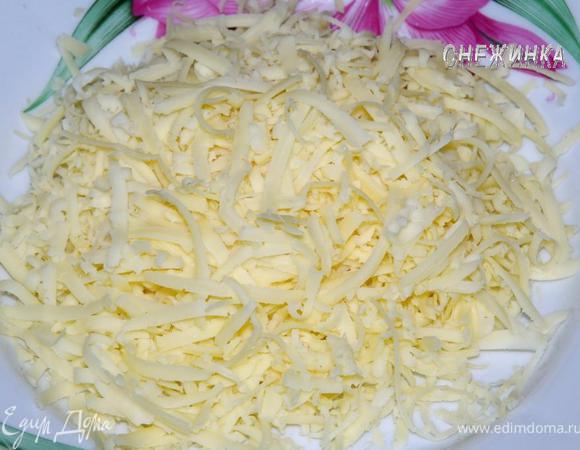 В это время сыр натираем на терке.