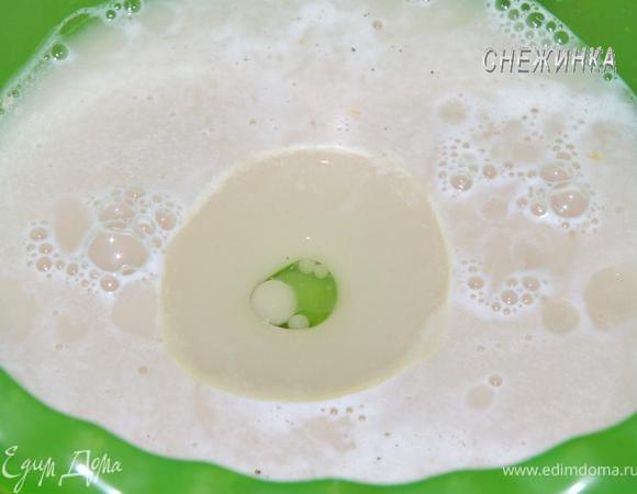 Переливаем дрожжи в миску, в которой будем замешивать тесто. Добавляем оливковое масло, соль, перемешиваем.