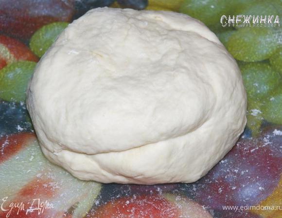 Постепенно добавляем муку. Замешиваем тесто сначала в миске, затем на раскатываемой поверхности, понемногу добавляя муку. Тесто должно быть мягким, но не должно липнуть к рукам.