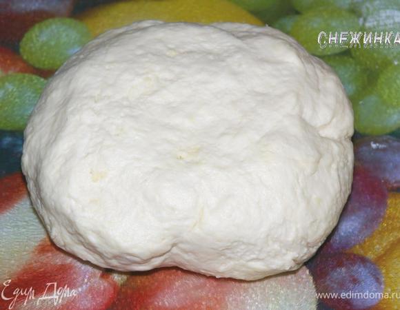 Теперь примешиваем к тесту сыр. Я делала это в несколько этапов. Сначала раскатала не сильно тесто, посыпала сыром на одной половине, другой половиной прикрыла, затем тщательно вымесила. Повторила так еще 2 раза. И долго вымешивала тесто, пока сыр не «слился» с тестом.