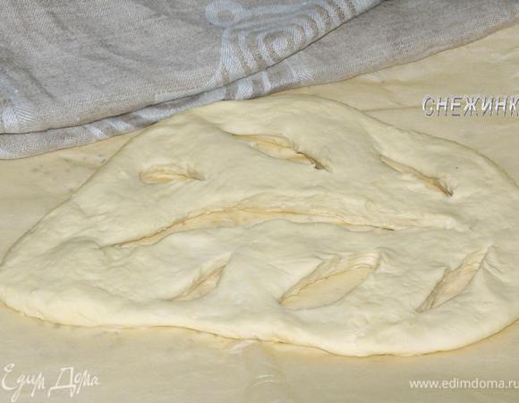 Противень застилаем пергаментом. Перекладываем хлеб на противень, ставим его в теплое место. Я включаю духовку на маленький огонь и пока она нагревается хлебушек поднимается. Накрываем полотенцем и даем постоять от 45 минут до 1 часа.