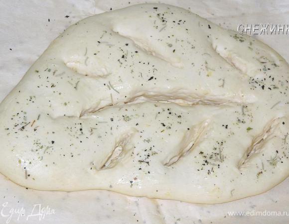 Смазываем хлеб оливковым маслом и присыпаем прованскими травами. Отправляем в духовку на 25-30 минут.