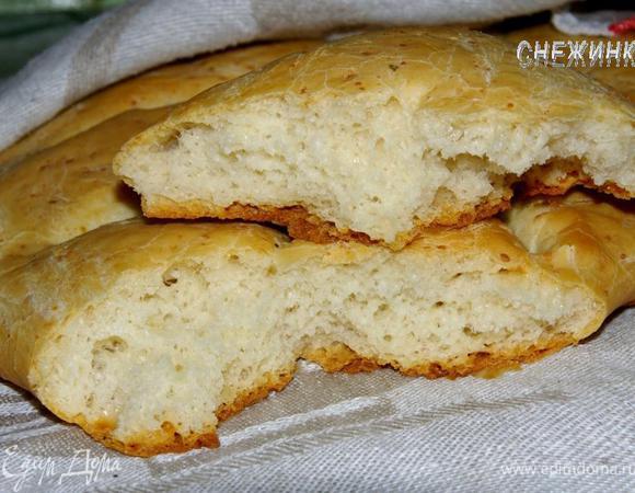 Подавать можно теплым (не горячим) или охлажденным. Такой хлебушек лучше не резать, а отламывать.