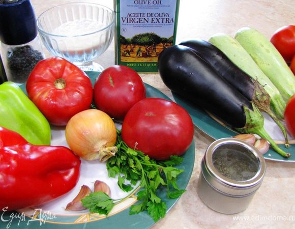 Итак - Рататуй из мультфильма Рататуй
Хочу поделиться одним секретом. В конце блюда, уже на тарелке, Рататуй поливается дополнительным соусом на основе оливкового масла с бальзамическим уксусом. Если хотите получить истинное удовольствие от Рататуя, надо обязательно использовать хороший бальзамический уксус и лучшее оливковое масло Extra Virgin, какое можете достать. Я пробовал без этой заправки... небо и земля 