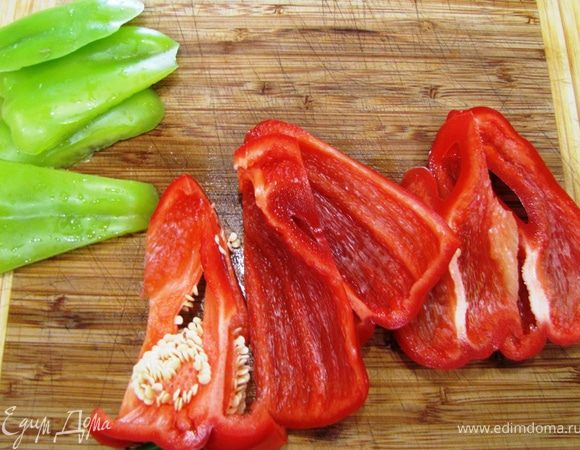 Срежьте с четырех сторон перец, оставляя семена внутри коробочки (иногда перец имеет три стороны, тогда срезаем с трех сторон), таким образом проще и быстрее всего можно разделаться с ним. Срежьте внутренние перегородки, если они остались.