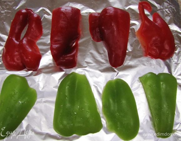 Выложите перец кожурой вверх на фольгу и запекайте в предварительно нагретой духовке до 220 градусов по Цельсию в течение 15 минут.