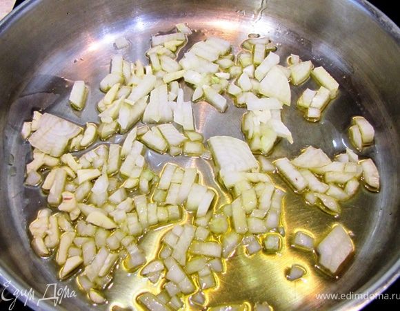 Разогрейте масло в сковороде и обжарьте на маленьком огне лук с чесноком, периодически помешивая. У вас уйдет на это около 8 минут.