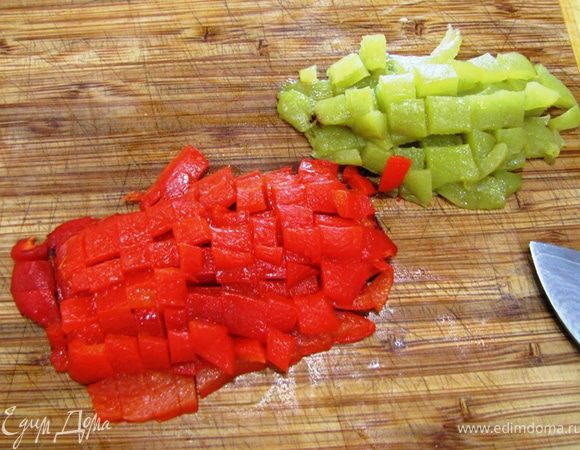 Порубите мелко помидоры. Если хотите, можете удалить семена. Лично я их оставил.
Если у вас уже готов перец, достаньте его. Удалите кожицу и мелко порубите его.