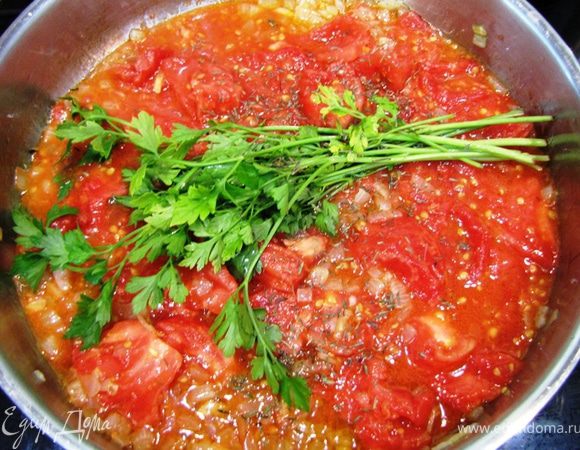 Положите помидоры в сковороду с луком. Туда же положите веточки петрушки и тимьяна. Слегка посолите.
Положите в соус сладкий перец.
Тушите в течение 10-15 минут, периодически помешивая. Петрушку и тимьян (если он свежий) удалите.