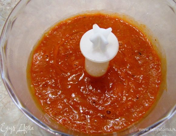 Переложите соус в блендер и измельчите соус до пюреобразного состояния.
Вот в этот момент я рекомендую плеснуть в соус чайную ложку бальзамического уксуса, хотя в первоначальном рецепте этого нет.