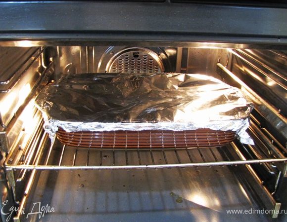 Накройте форму сверху фольгой и запекайте в предварительно разогретой до 150 градусов духовке в течение 1 часа 40 минут.