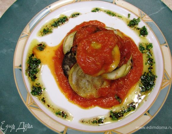 Презентация
Так как это ресторанный вариант, разрешите представить презентацию блюда.
Выложите пару столовых ложек соуса, который был под овощами, по центру тарелки.
Соберите столовой ложкой один из рядов овощей. Как видно на фотографии, у нас получилось 4 ряда - как раз на 4 порции.
Выложите овощи столбиком поверх соуса. Придайте "художественный вид" столбику, например, слегка разбросав верхние диски.
Из оставшегося соуса (помните, раньше немного оставили?) возьмите пол столовой ложки и распределите его сверху столбика.
В оставшуюся заправку налейте бальзамический уксус.
Мелко (как только вы можете) порубите пару веточек петрушки или кинзы (лично мне здесь больше понравилась кинза) и тоже положите в заправку.
Хорошенько размешайте заправку. Если вы это будете делать вилкой и будете делать энергично, то масло с уксусом превратятся в эмульсию, что хорошо скажется на вкусе.
Полейте заправкой слегка на столбик овощей и вокруг по тарелке для красоты.