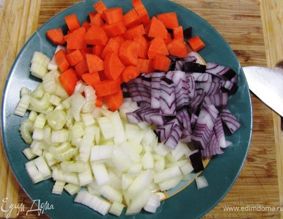 Несмотря на схожесть ингредиентов и богатства вкуса с Буф бугиньон, это блюдо готовится значительно проще.

Разрежьте мясо на одинаковые по весу куски. Хорошенько проверьте куски на наличие осколков костей, т.к. при рубке они образуются. Срежьте весь лишний жир.
Промойте мясо и обсушите при помощи кухонного полотенца. Старайтесь не использовать мороженное мясо. Из свежего охлажденного мяса блюдо получается значительно вкуснее и нежнее.
Почистите овощи. Помидоры окуните в кипяток на пару минут и снимите кожицу.
Порежьте овощи довольно крупно. У меня кусочки получились пять миллиметров в толщину.