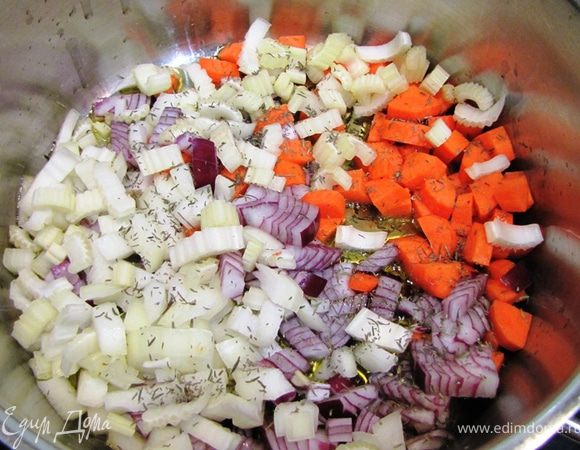 Возьмите толстостенную кастрюлю, разогрейте в ней масло на среднем огне.
Положите в нее лук, сельдерей, морковь, веточки травы и обжарьте на масле в течение 10 минут. Не забывайте периодически помешивать.