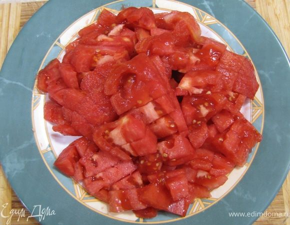 Положите муку, мясо, вылейте вино и перемешайте.
Нарежьте довольно крупно помидоры. Можете удалить семена, как это любят делать в Италии, а можете оставить с ними.