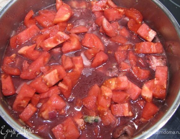Положите помидоры в кастрюлю, тщательно перемешайте. Посолите и поперчите.