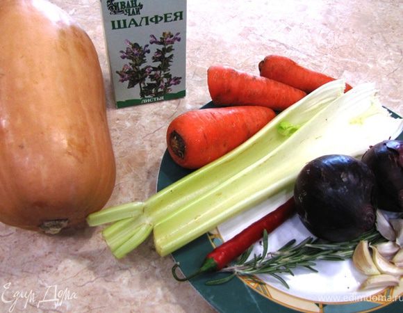 Итак - Суп-пюре из тыквы
Суп идет с сырными гренками, но мне лично он больше нравится со сметаной.