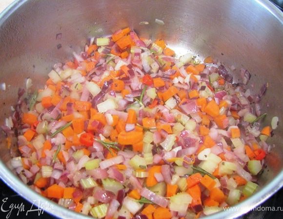 Нагрейте растительное масло в широкой неглубокой кастрюле с толстым дном.
Положите туда шалфей (листья свежего или щепотку сушеного). Если у вас свежие листья шалфея, то вытащите их через полминуты. Если сушеный не вытаскивайте.
Сразу положите все овощи, кроме тыквы (репчатый лук, чеснок, стеблевой сельдерей, морковь, жгучий перец). Посолите и поперчите. Положите листочки розмарина.
Жарьте овощи (а точнее тушите) около 10 минут, периодически помешивая.