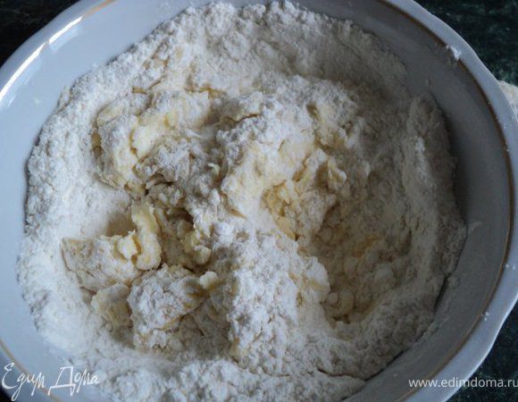 Муку смешать с сахарной пудрой, добавить размягченное сливочное масло, ванильный экстракт, распереть