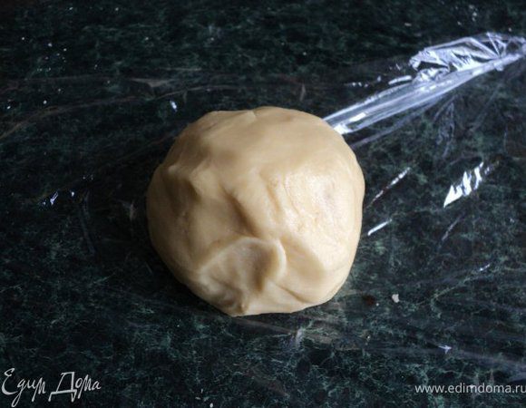 быстро замесить тесто, скатать в шар, завернуть в пищевую пленку и положить в холодильник минимум на 1 час.