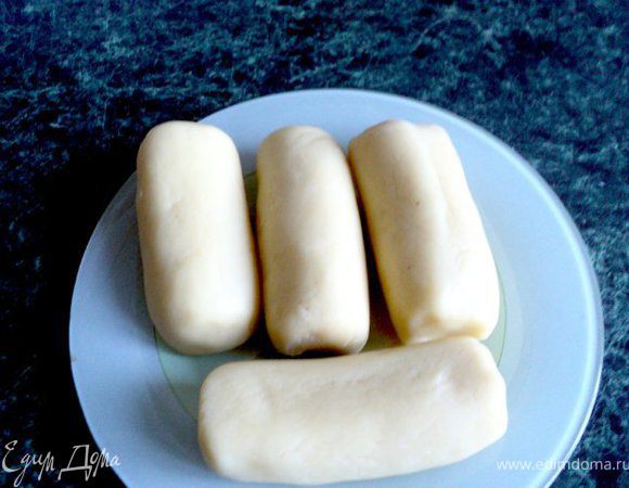 Охлажденное тесто разрезать на 4 части и скатать каждую часть колбаской, положить на блюдо, накрыть пищевой пленкой и снова поставить в холодильник на 30мин.