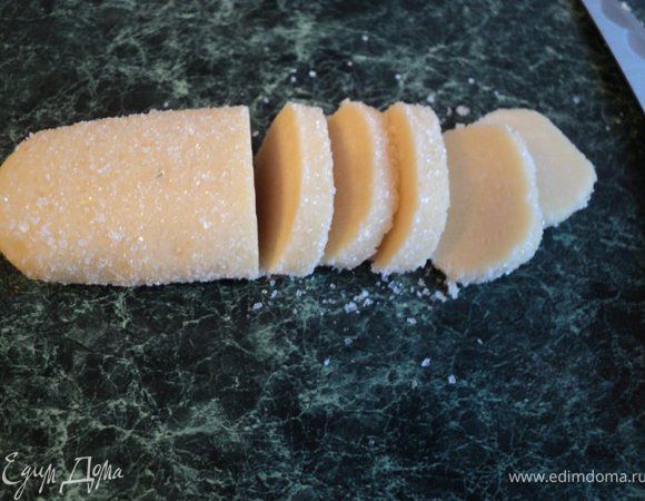 Духовку разогреть до 180 градусов. Противень застелить бумагой для выпечки. Колбаски разрезать на кусочки толщиной 5мм,