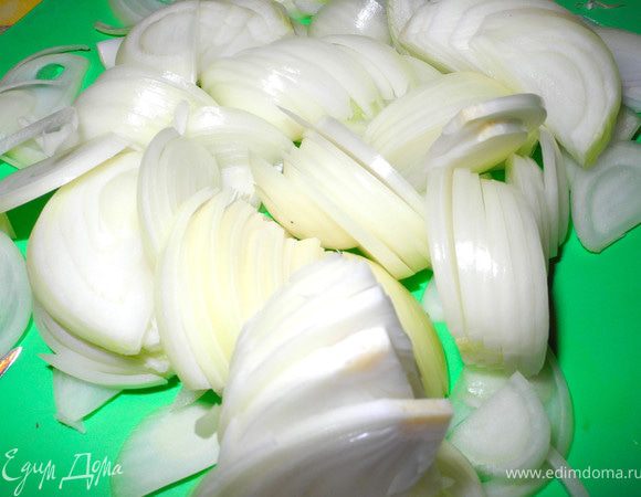 Лук нарезать вдоль полукольцами вдоль.