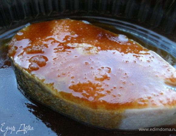 Сёмгу выложить в форму, полить глазурью.