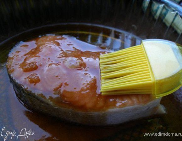 Запекать в духовке 20 мин. За это время 2-3 раза поливать семгу глазурью, которая постепенно будет густеть.