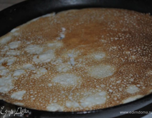 Сковороду очень хорошо разогреть на сильном огне, огонь уменьшить до среднего, смазать сковороду раст.маслом, налить немного теста и печь налистники с двух сторон.
Перед выпеканием каждого следующего налистника - смазывать сковороду маслом.