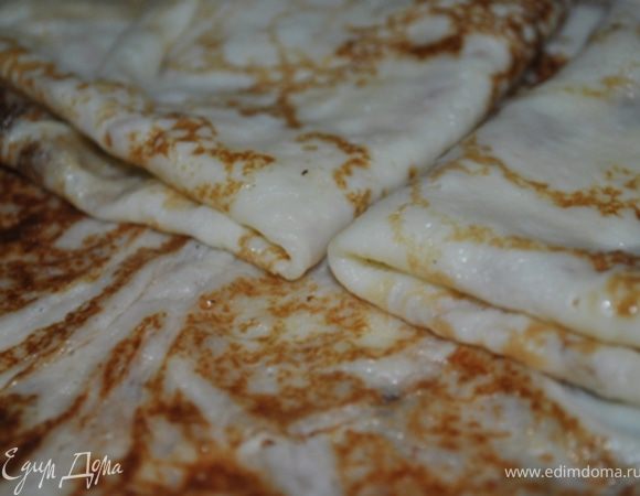 Испеченные налистники смазывать сливочным маслом.