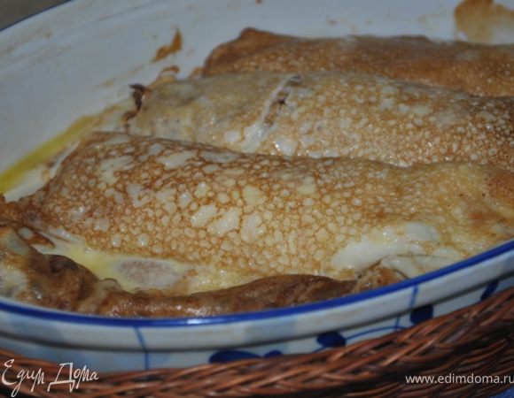 Приготовить начинку:
творог растереть с сахаром, солью, яйцом, ванильным сахаром. Добавить изюм, перемешать.
Ложку начинки класть на налистник, сворачивать рулетиком или конвертом - кому, как нравится.
В горшочек или форму для запекания с крышкой выложить слой налистников, каждый обильно смазать сметаной, затем следующий слой, смазать сметаной и т.д.
Запекать, накрыв крышкой, 30-40 минут при тем-ре 180 гр.