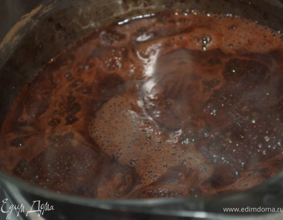 Смешать апельсиновый сок, сахар, какао и шоколад в кастрюле, довести до кипения и варить 5 минут.