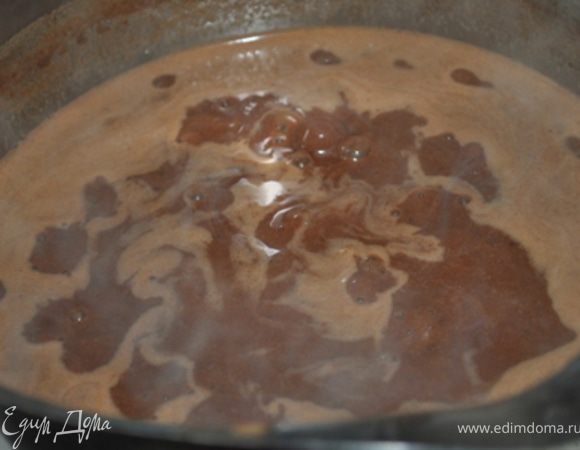 Добавить молоко, довести до кипения и варить 7 минут.