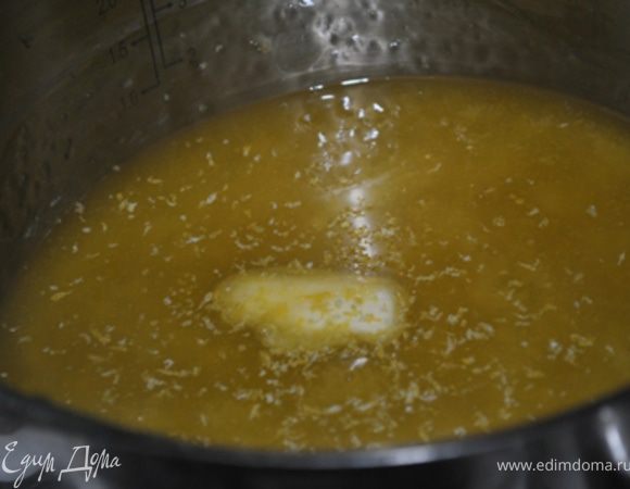 Снять с огня, добавить масло и цедру, перемешать.
