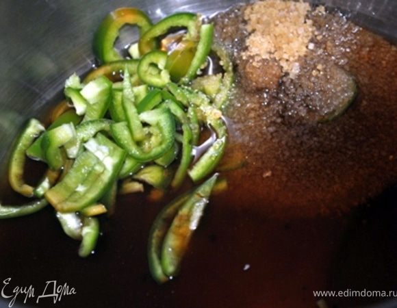 Смешайте в кастрюле порезанный сладкий перец, соевый соус, вустерский соус, сахар, уксус, вино и доведите до кипения.