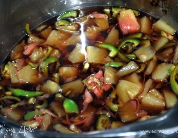 Добавьте порубленный мелко имбирь и мелко нарезанные ананасы.