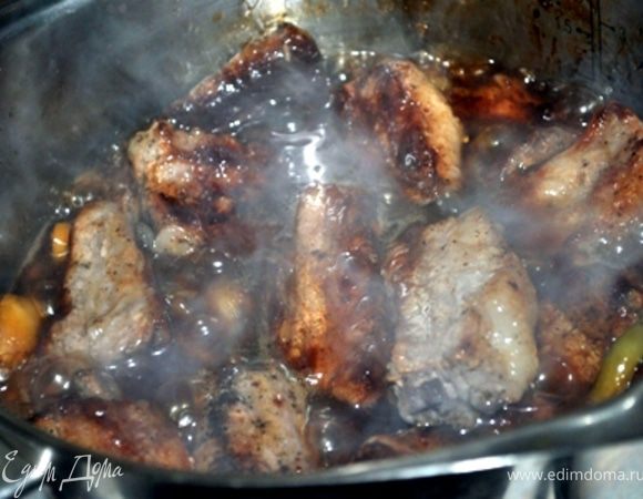 Переложите ребра в соус, прогрейте.